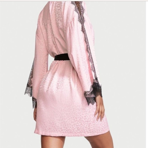 VICTORIA'S SECRET size XL-XXL
Leopard Jacquard Satin & Lace Robe NWT - Picture 3 of 7